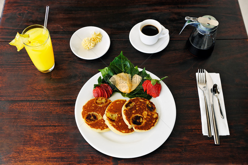 非洲大陆早餐早餐水果食物煎饼配件糖浆黄油果汁玻璃盘子图片
