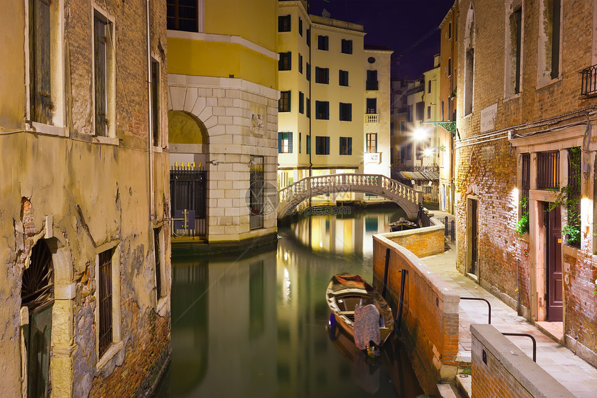 夜里威尼斯街道反射建筑学吸引力游客旅游场景运河景观缆车图片