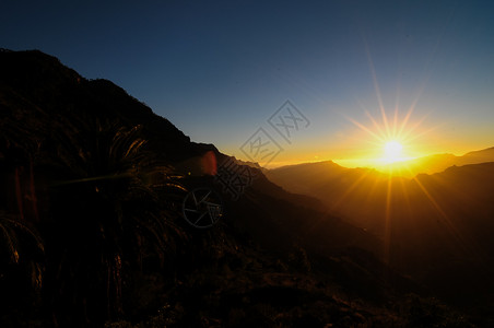 日落在山上太阳橙子沙漠天空背景图片