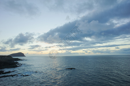 冷云天空风暴海洋海滩紫色天际蓝色城市棕榈热带背景图片