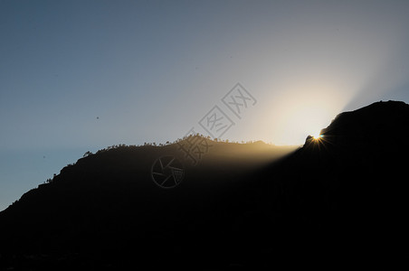 日落在山上天空太阳沙漠橙子背景图片