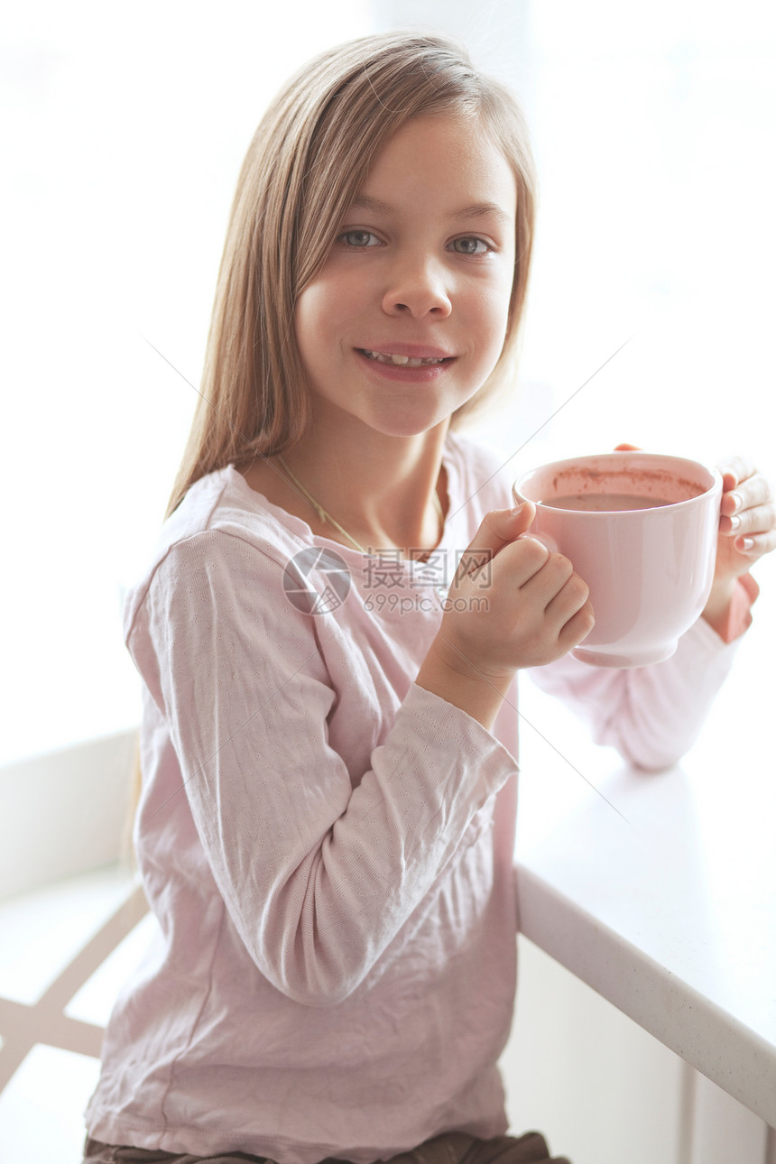 儿童饮可可粉色咖啡童年咖啡店早餐女孩静物杯子睡衣孩子图片