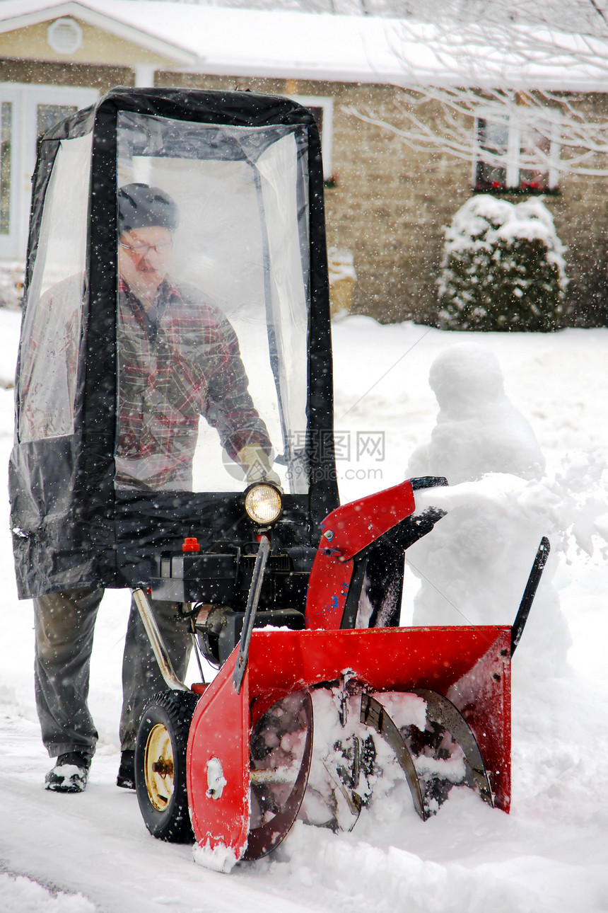 男子使用吹雪者图片