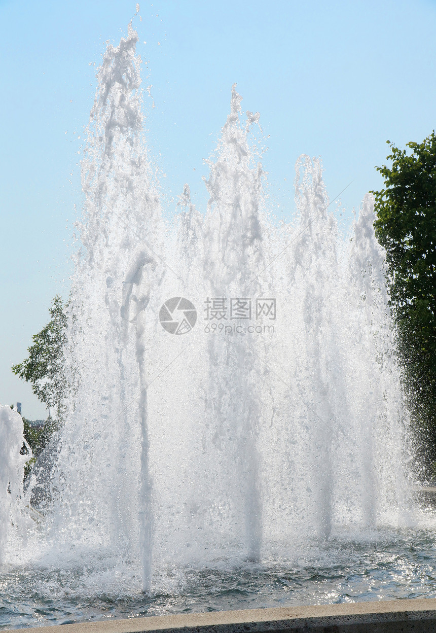 喷水泉薄雾风格天空园林乐趣喷口蓝色装饰喷射公园图片
