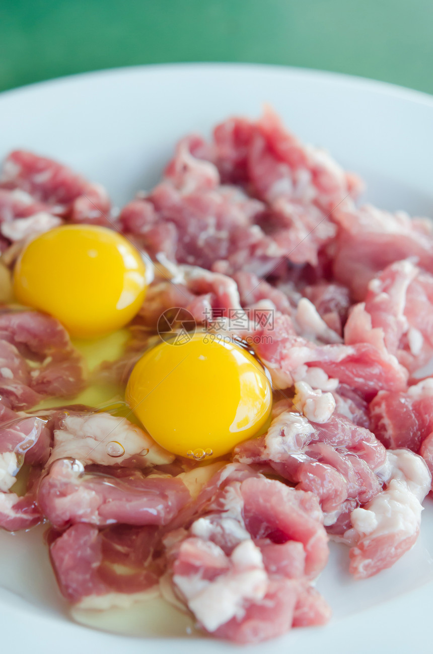 蛋和生肉黄色食物营养猪肉粉色蛋黄盘子图片
