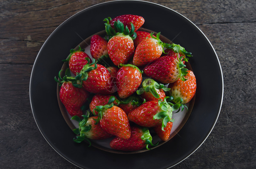 盘上草莓养分红色背景水果绿色食物静物盘子图片