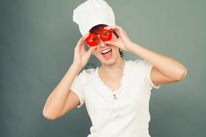 女厨师用西红柿在她眼里图片