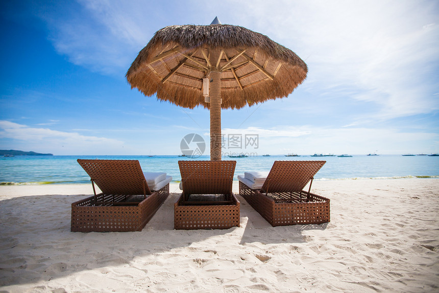 拥有雨伞和沙椅的热带空沙滩平地天堂景色海景海滩异国情调晴天海岸线旅行蓝色海岸椅子图片