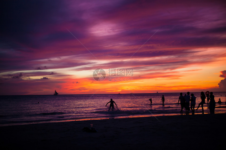 菲律宾博拉凯岛多彩明亮的日落太阳海浪旅行海岸反射橙子天空血管海滩运输图片