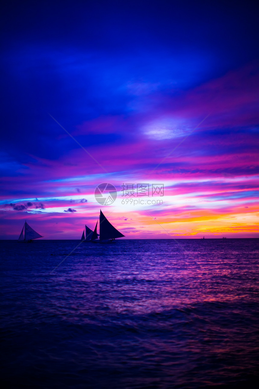 在菲律宾美丽的日落 上小型帆船 小帆船运动游客旅游海岸天空海浪海景海洋地平线日出图片