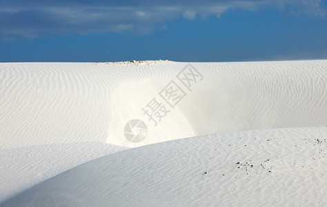 沙漠中的白沙和蓝天空石灰石白色地平线沙丘风景波浪高清图片