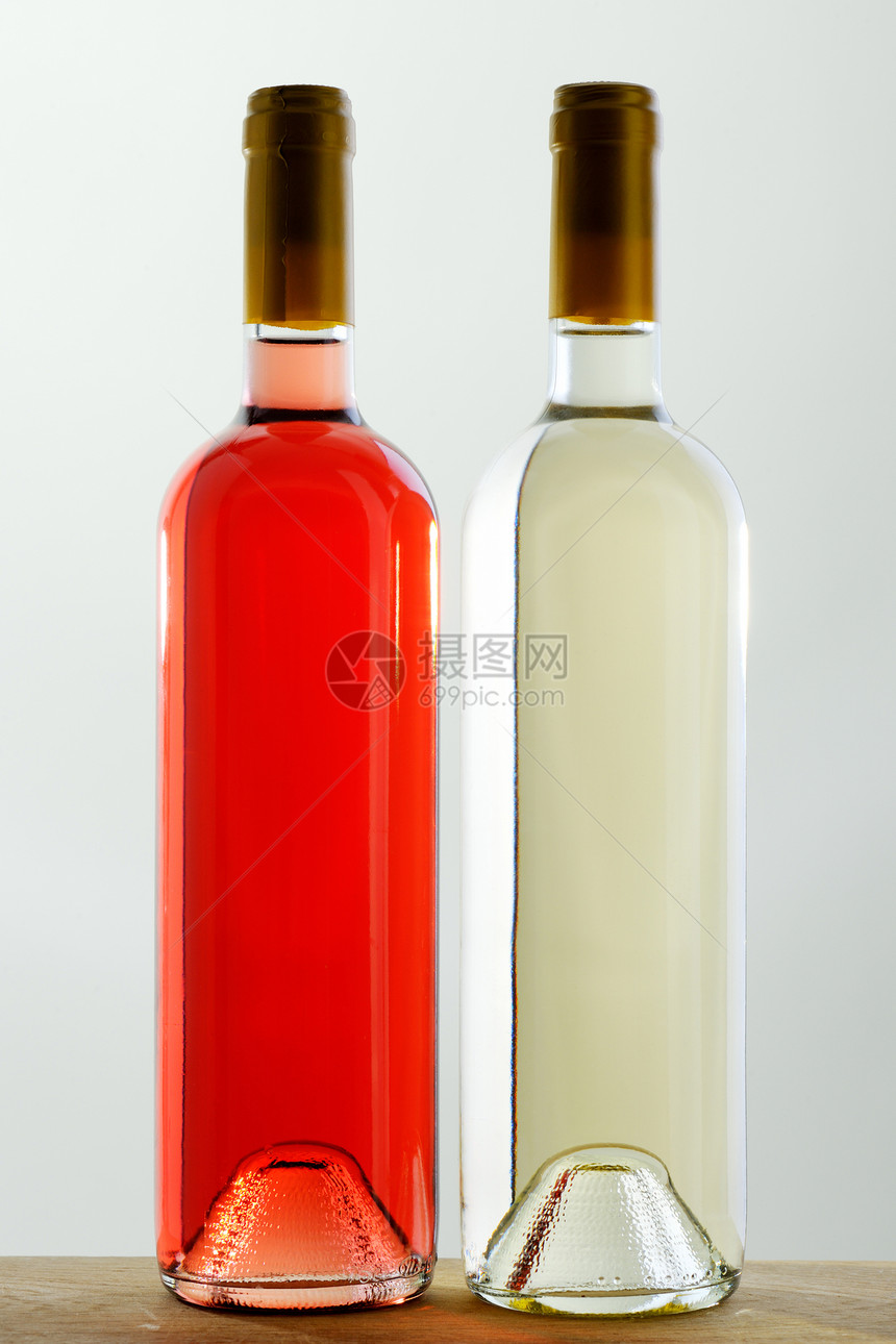 两瓶没有标签的红酒和白酒红色瓶子精神液体白色酒精图片