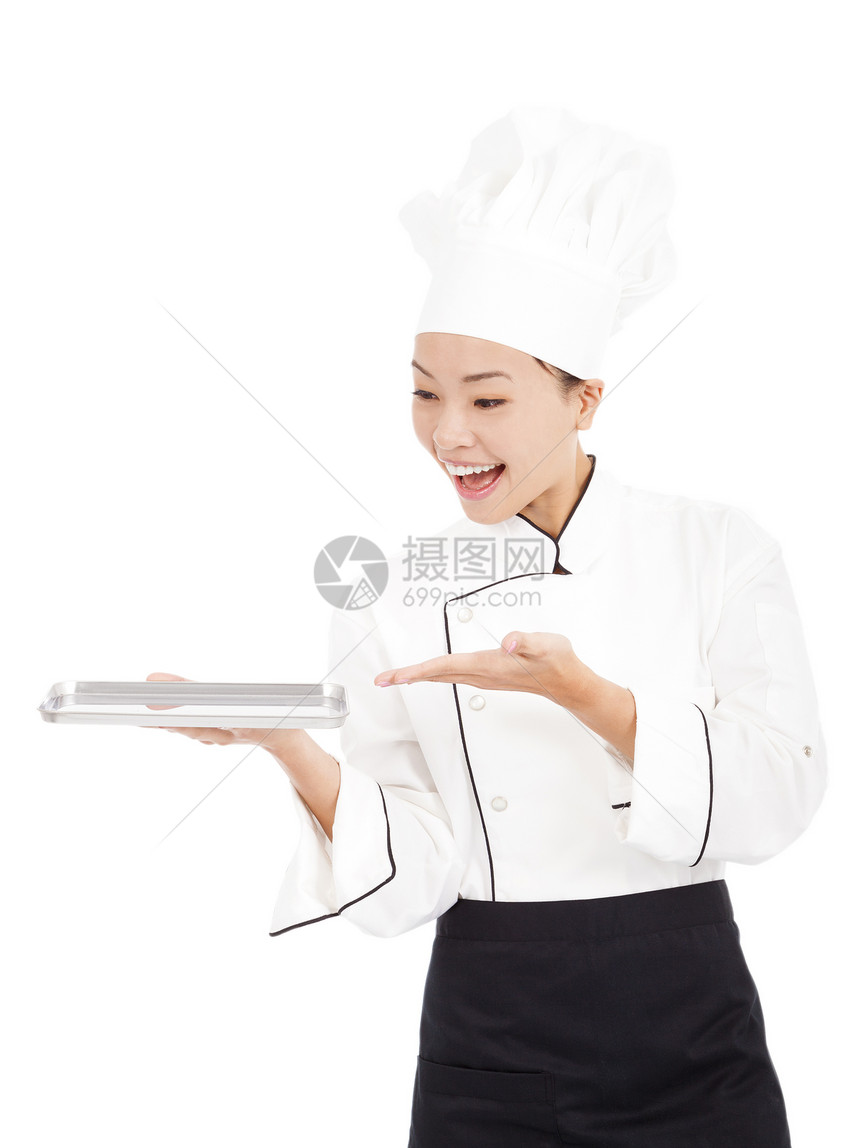 手持托盘和展示的亚洲女性厨师图片
