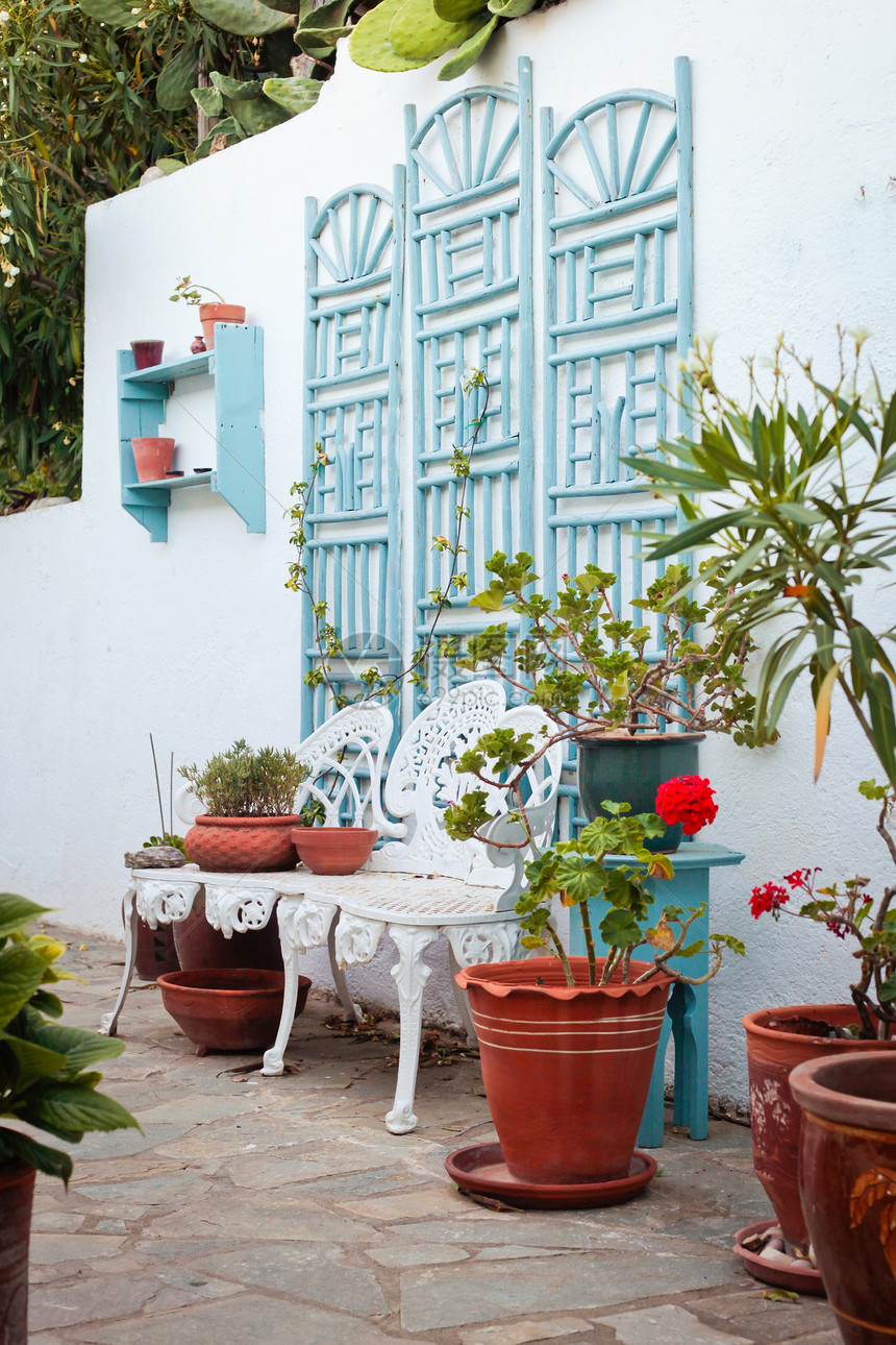 希腊语庭院灌木假期阴影牧歌座位花园黏土花墙别墅房子图片