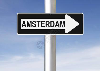 荷兰首都阿姆斯特丹这条通阿姆斯特丹的路路标单程指示牌蓝色天空特丹首都城市背景