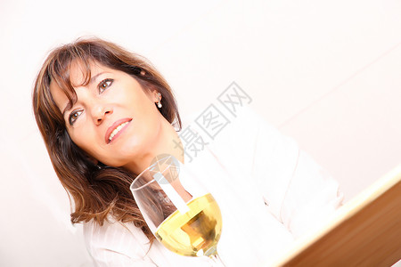 白葡萄酒女人玻璃妻子享受夫妻餐厅庆典女性幸福桌子派对优雅高清图片素材