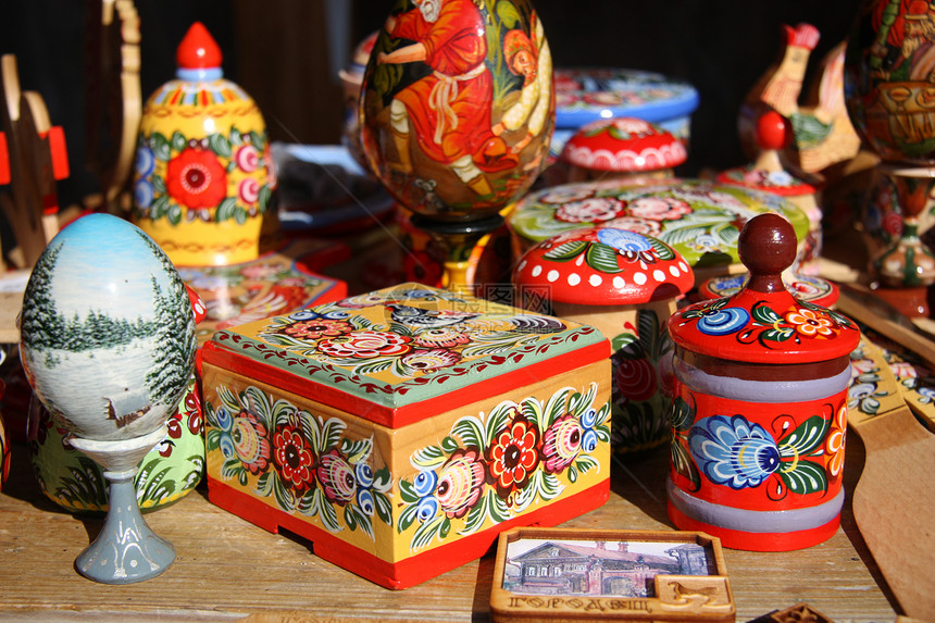 传统的俄罗斯木漆传统纪念品;图片