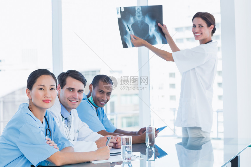 向她的团队解释X光的女医生图片
