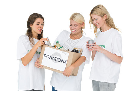 三名带着捐赠箱的微笑的年轻妇女背景图片