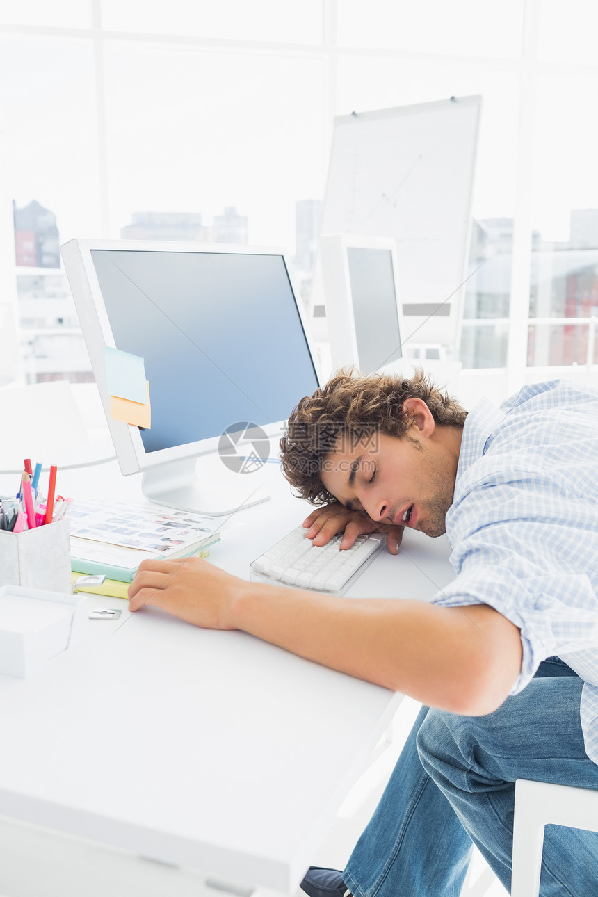 在办公桌键盘上头过键盘的偶然商务人士男人技术睡眠午睡椅子眼睛电脑人士牛仔布电子图片