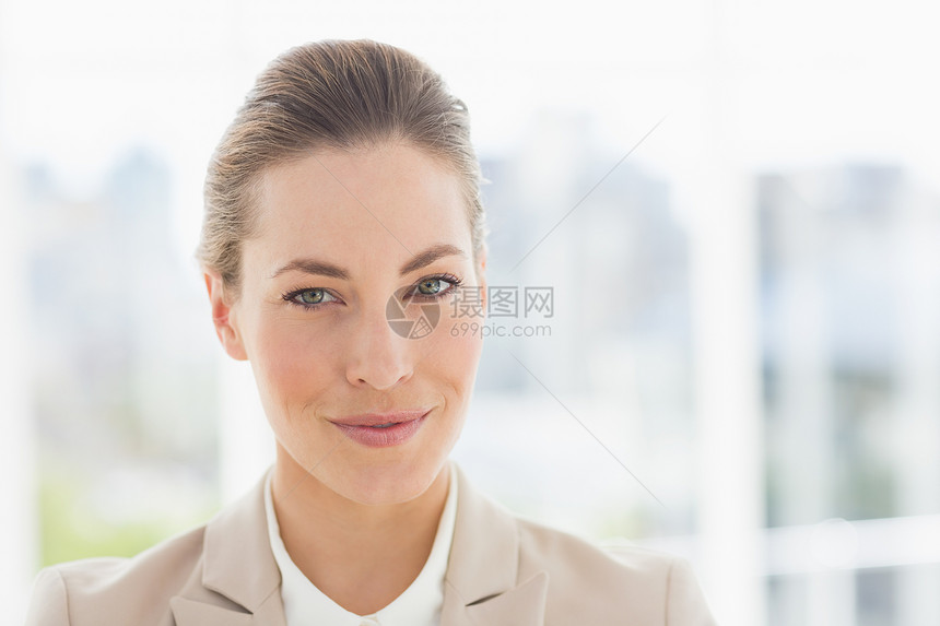 一位年轻女商务人士微笑的近镜肖像套装人士头发商务女性职场女士办公室图片