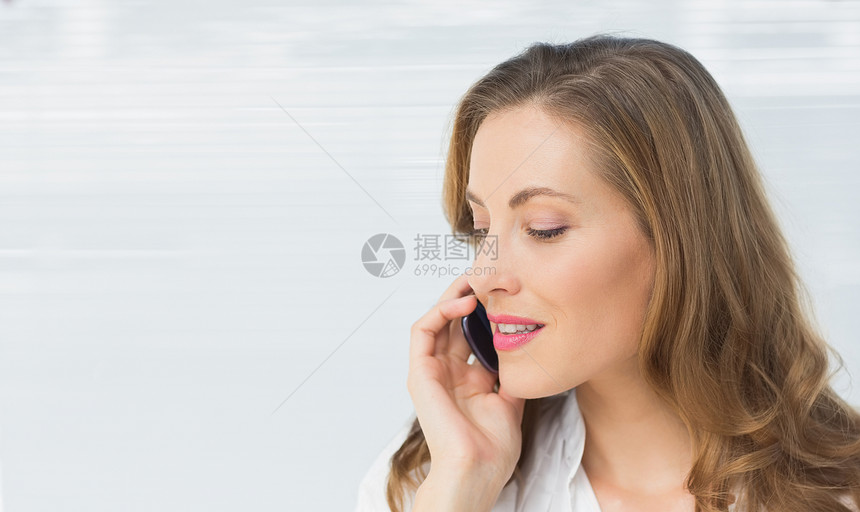 利用手机为一位美丽的年轻女商务人士提供近身服务图片