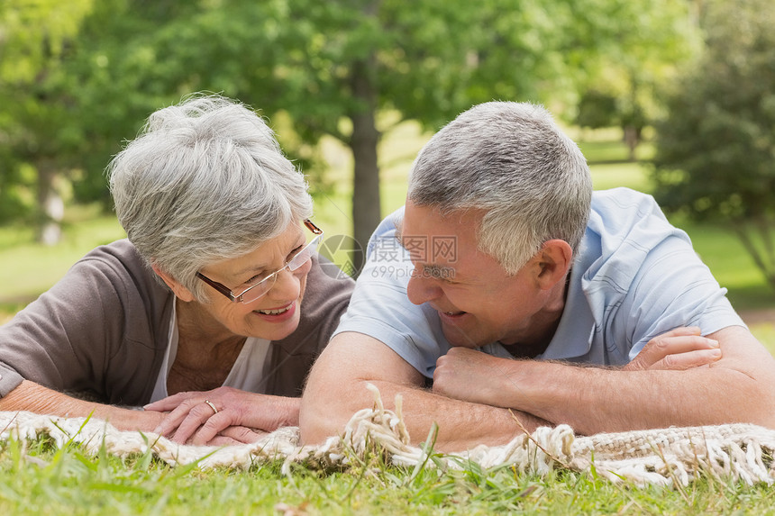 在公园躺着的老夫妇成人男人闲暇退休男性农村地毯夫妻头发亲热图片