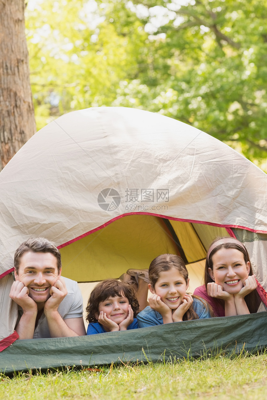 两人一起躺在公园帐篷里的孩子微笑野餐父亲男生庇护所男性女性兄弟男人女孩图片