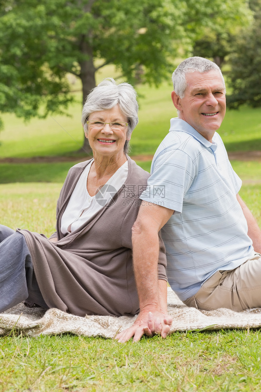 公园一对年长夫妇的肖像退休闲暇感情男人树木老年成人农村地毯亲热图片