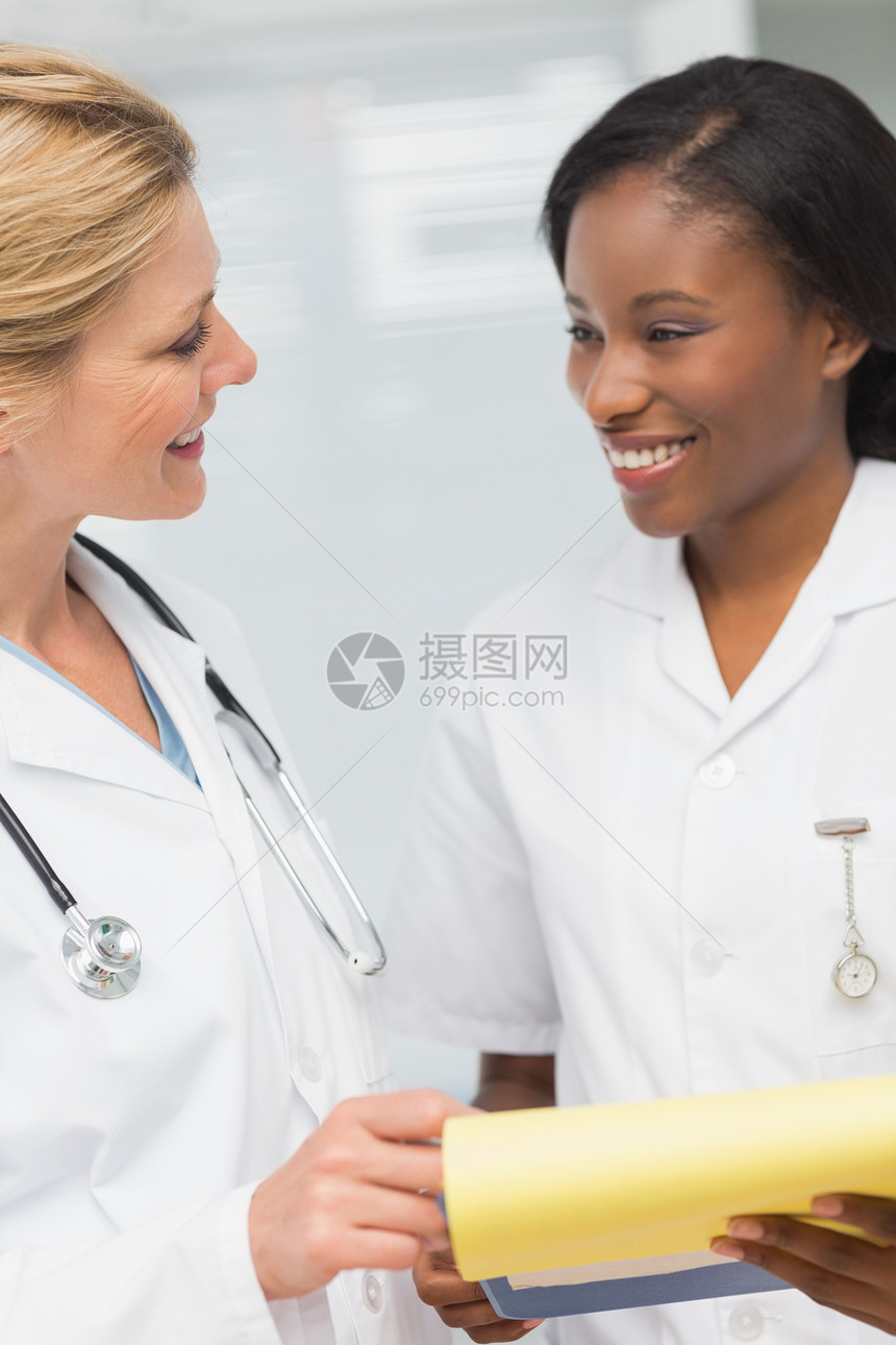 医生和护士一起翻案卷 互相微笑着笑图片