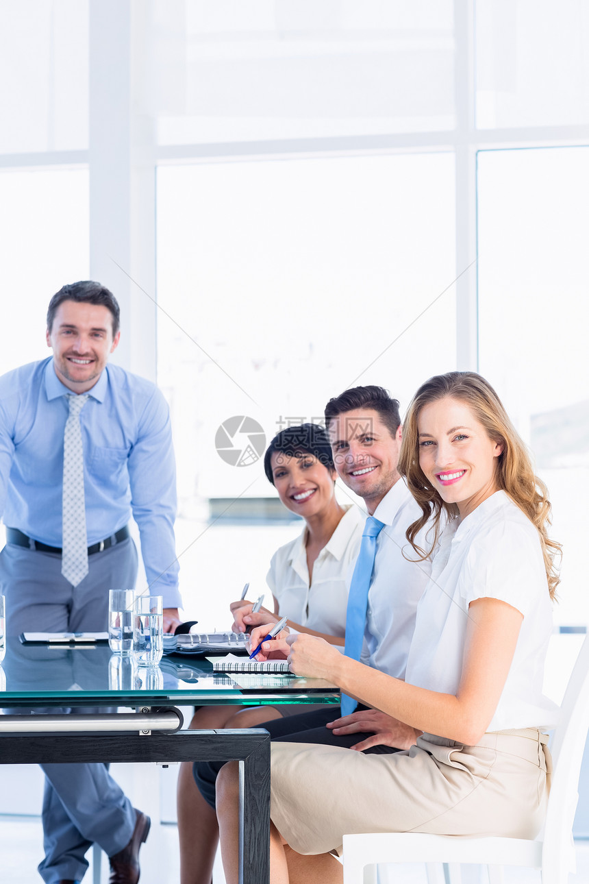 办公室内会议桌周围的行政首长名单女士商业人士职业女性职场商务写作桌子男性图片