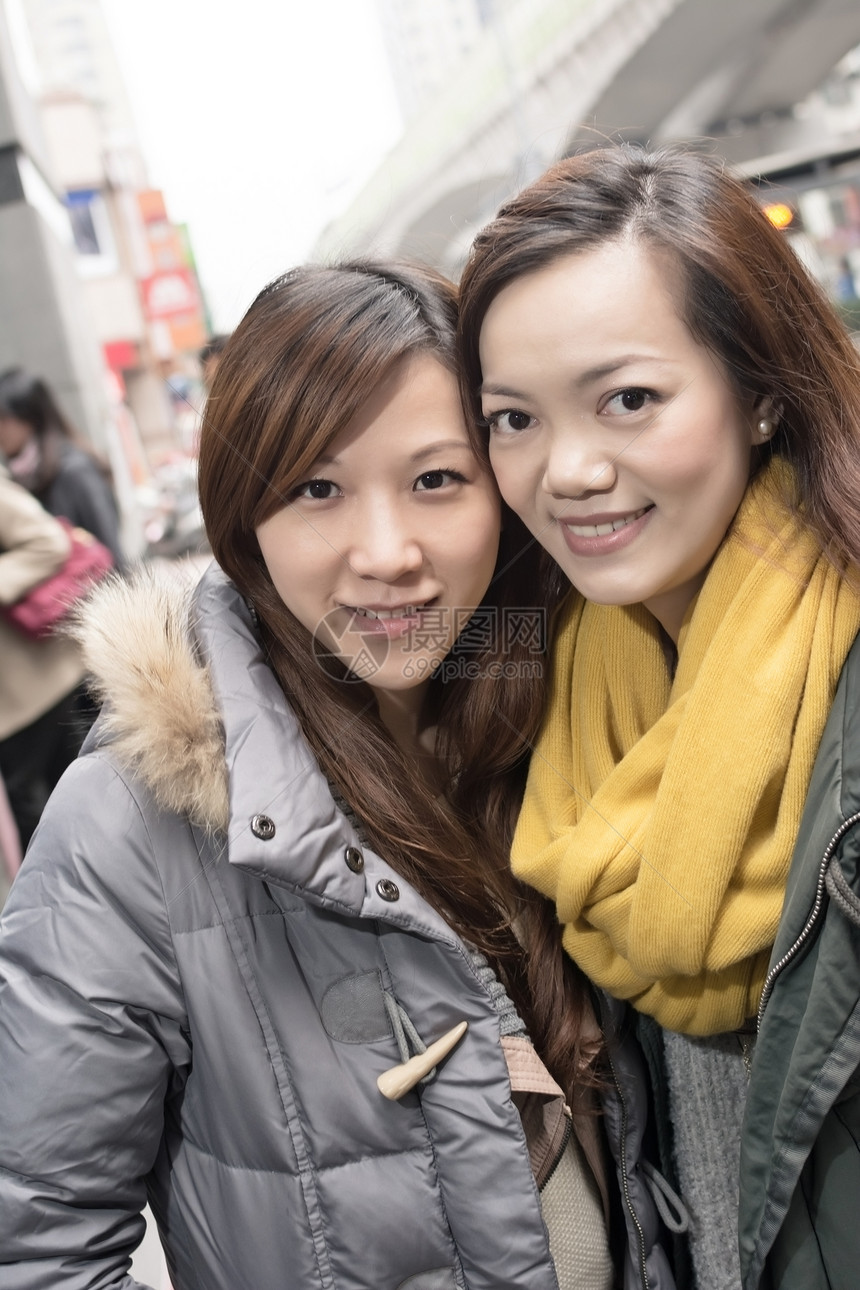 城市中笑笑的亚洲妇女快乐微笑友谊社会女性魅力幸福团体女士图片