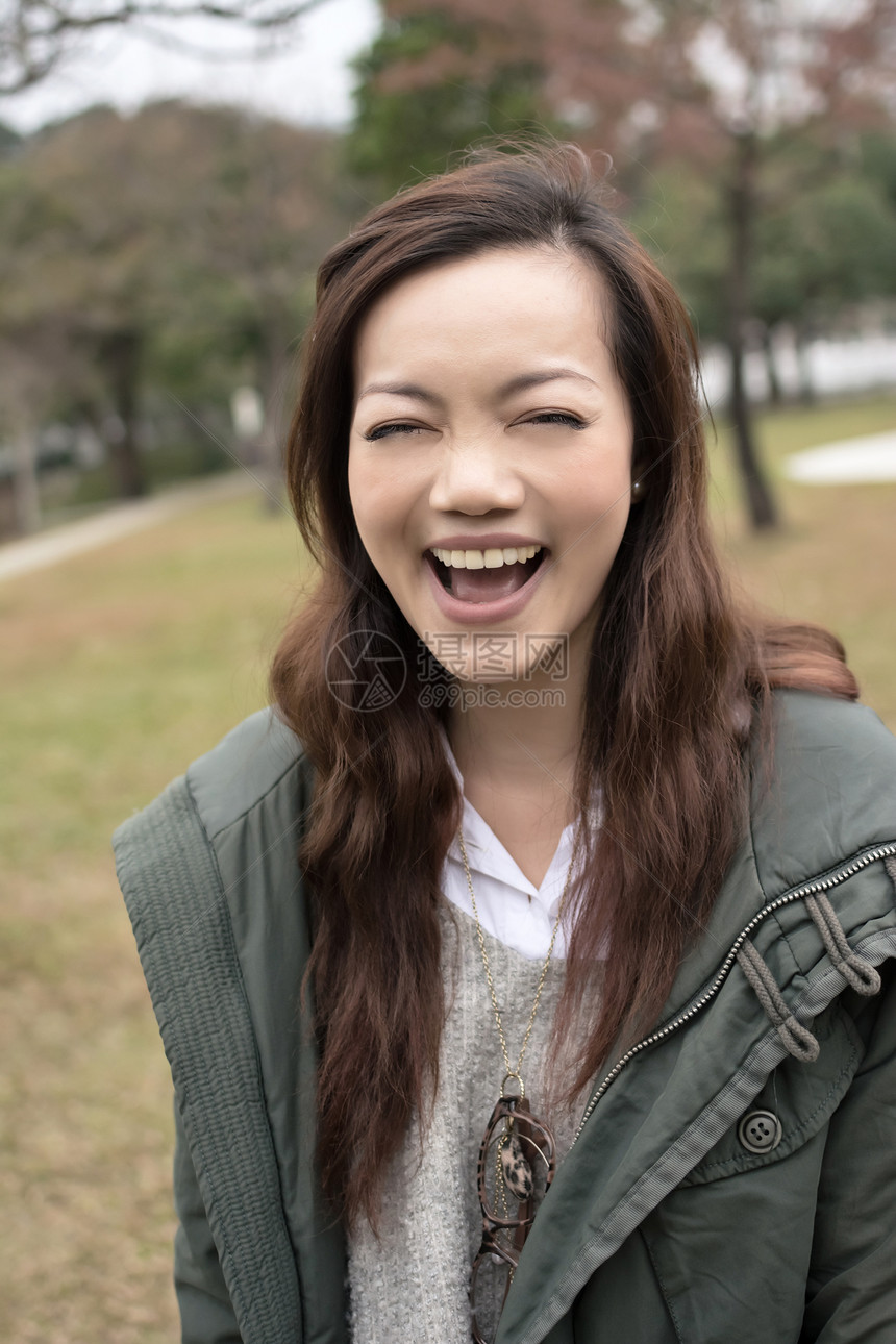 在公园中微笑的亚裔年轻女子快乐魅力女性女士喜悦上诉乐趣图片