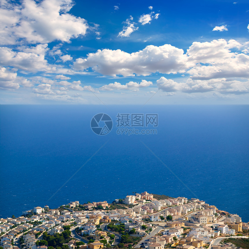 蓝色地中海的白海岸中的贝尼切塔切尔图片
