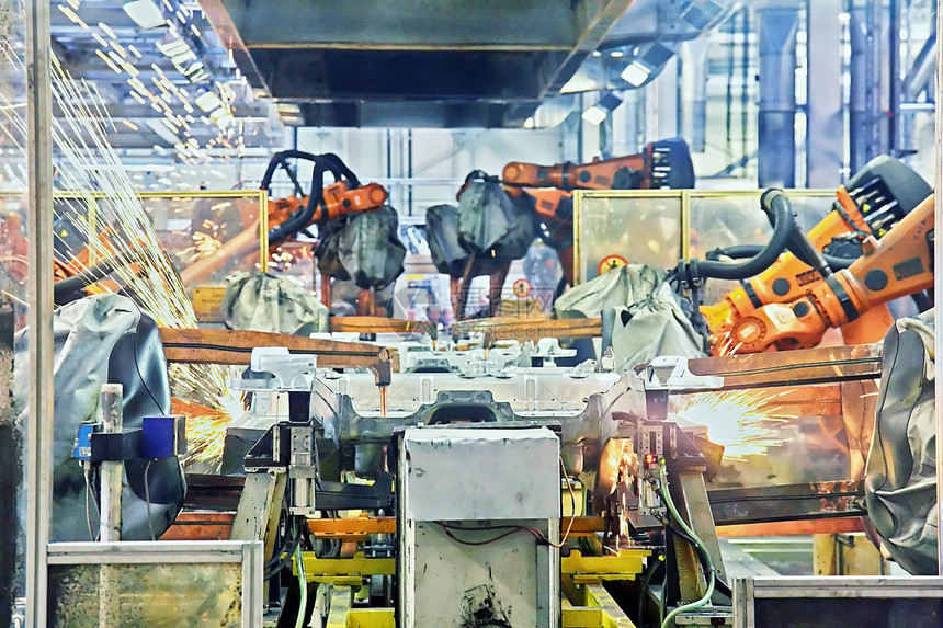 在汽车工厂焊接机器人图片