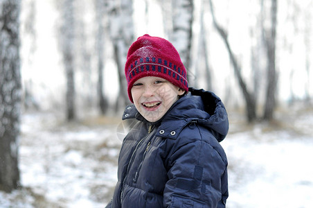 白雪覆盖的木头里那个十几岁的男孩的肖像孩子街道青少年背景图片