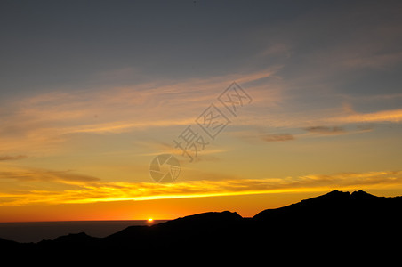 日落在山上沙漠太阳天空橙子背景图片