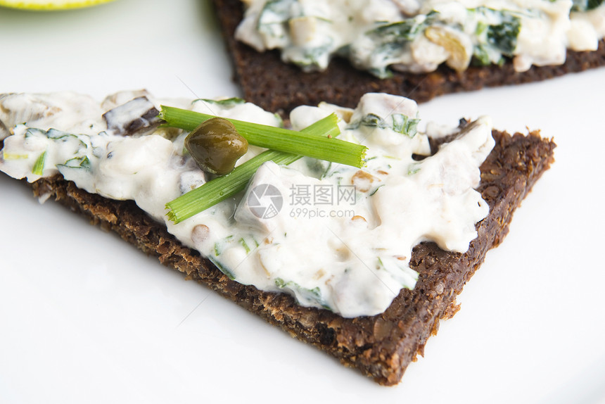 三明治和黑面包 鱼 蘑菇 胡椒草本植物食物点心洋葱饮食鲱鱼盘子辣椒鱼片抛光图片