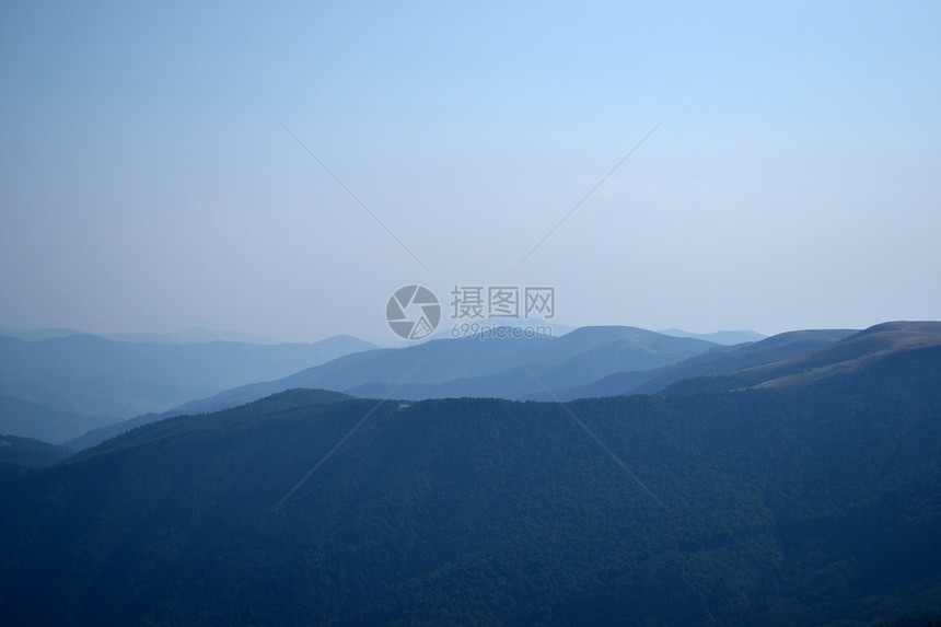 山中蓝色的烟雾图片