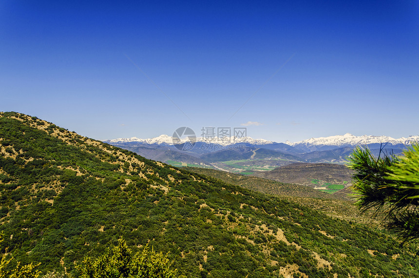 美丽的风景阴影摄影天气天空蓝色白色丘陵绿色树木土地图片