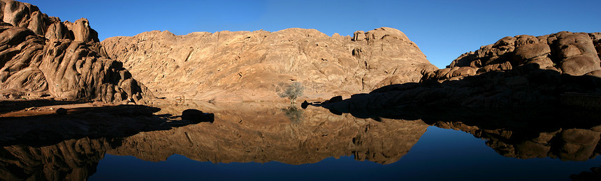 西奈沙漠中极好的湖风景爬坡半岛天空蓝色圣经土地岩石反射目的地图片
