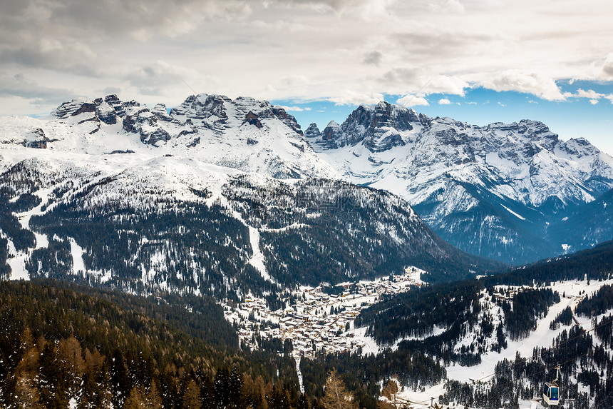 关于意大利阿尔卑斯山麦当娜坎皮利奥的 滑雪度假胜地空中观察图片