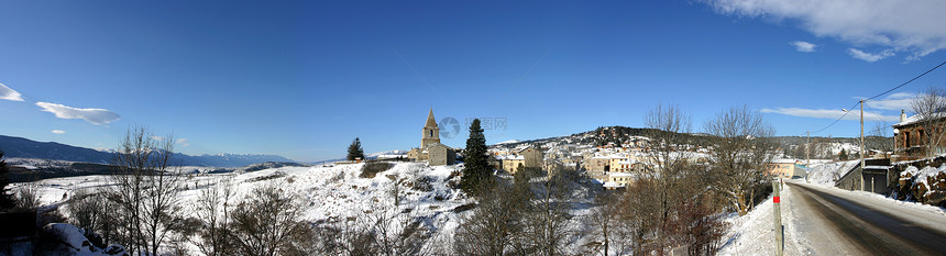 充满积雪的村庄图片