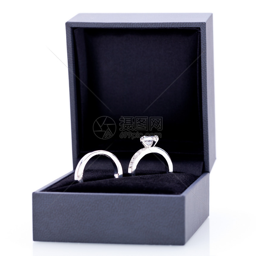 两个银环优雅的珠宝盒金属订婚钻石盒子戒指婚姻誓言石头精神白金图片