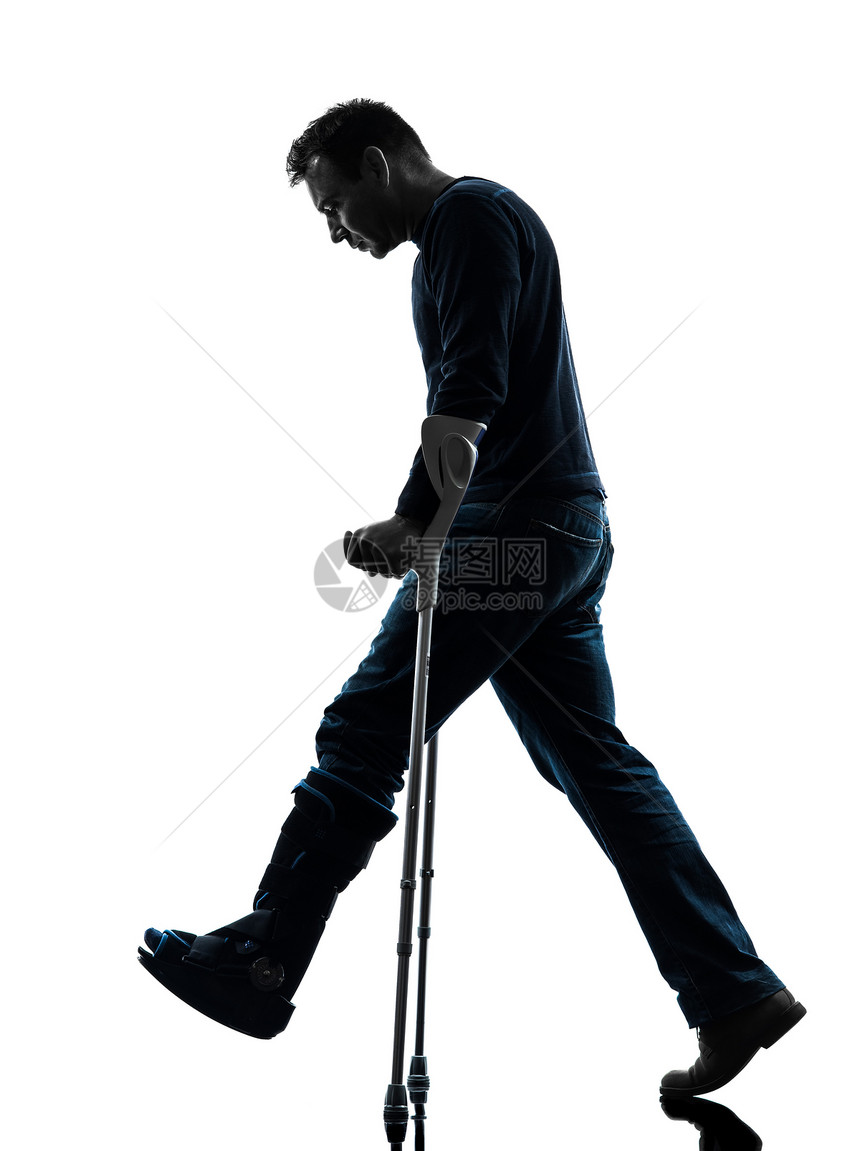 带着拐杖环绕着轮椅悲伤地行走投掷白色卫生残障伤害保健人士护具男性男人图片
