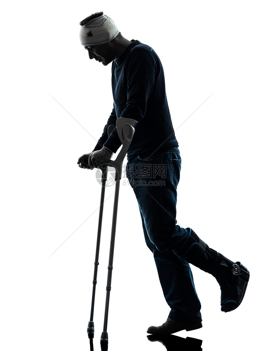 带着拐杖环绕着轮椅悲伤地行走卫生白色伤害男性成年人事故男人伤口投掷阴影图片