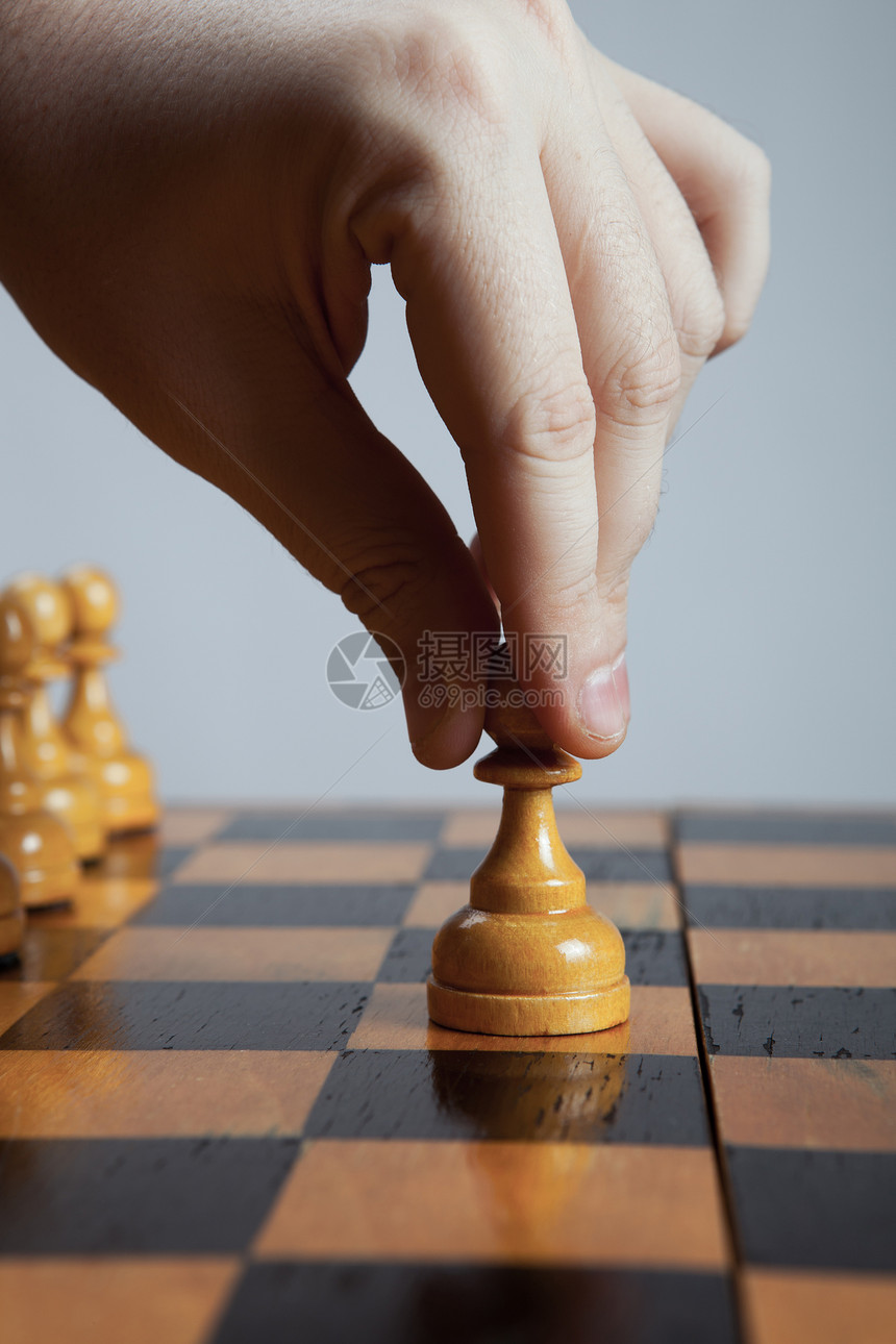 男人做一个移动象棋当广告游戏红色黑色孤独攻击丢弃典当宣言锦标赛图片