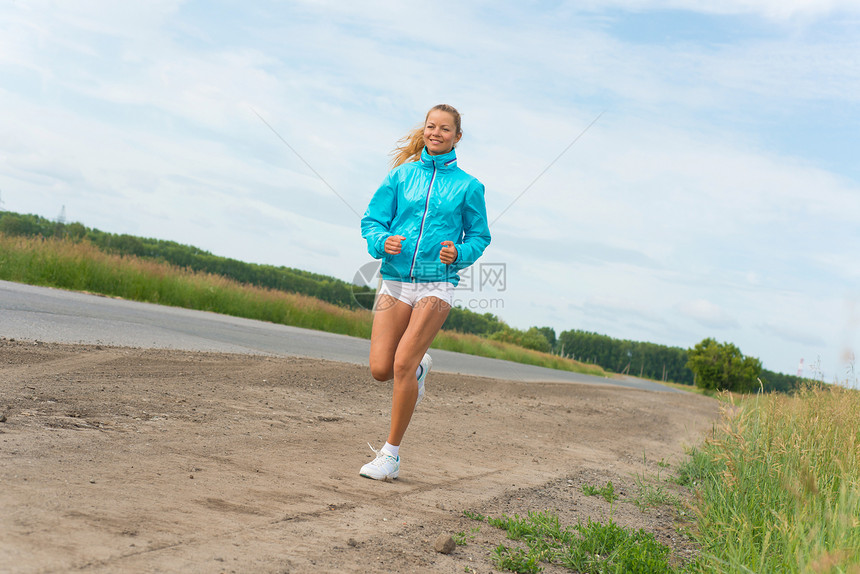 女青年跑闲暇赛跑者海滩蓝色锻炼朋友们活动运动成人宠物图片