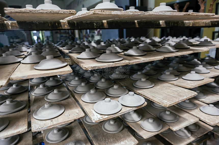 西班牙安达卢西亚Jaen省Bailen典型的陶瓷陶瓷文化石器工作室古董陶器模具黏土手工艺术桌子图片