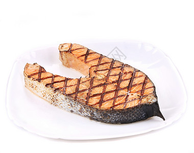 烤熟的鲑鱼牛排油炸正方形蔬菜条纹白色鱼片餐厅橙子食谱粉色背景